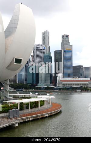 Vue sur le centre-ville et le Musée ArtScience depuis Marina Bay à Singapour, en Asie Banque D'Images