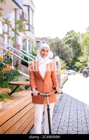 Femme musulmane attirante à cheval. Banque D'Images
