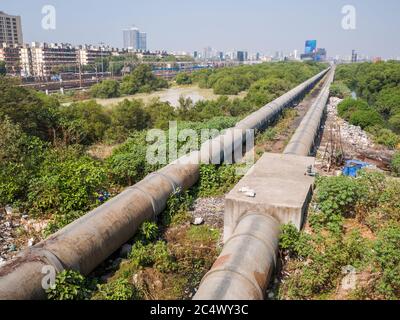 Mumbai, Inde - 17 décembre 2019 : un tuyau épais dans une zone pauvre de Mumbai. Banque D'Images