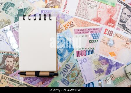 fonds de billets de différents pays et valeurs différentes Banque D'Images
