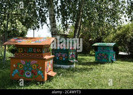 Zalipie, Pologne, juin 2020 : ruche traditionnelle, ancienne, en bois décorée de motifs floraux et de peintures florales. Maison d'abeilles peinte à la main. L’art populaire Banque D'Images