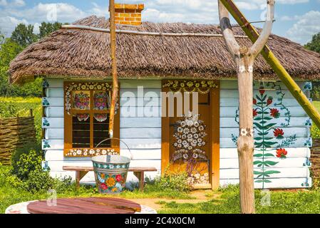 Zalipie, Pologne, juin 2020 : maison de campagne décorée à la main située dans un village coloré avec musée en plein air. Le plus beau village de Pologne Banque D'Images