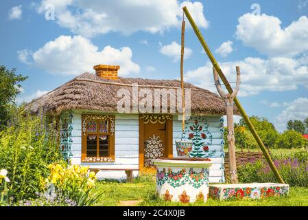 Zalipie, Pologne, juin 2020 : maison de campagne décorée à la main située dans un village coloré avec musée en plein air. Le plus beau village de Pologne Banque D'Images