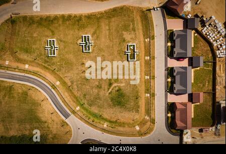 Vue de dessus en bas d'un développement de logement à l'ancienne RAF Stanton Harcourt. Les contours blancs des abris de souffle dans ce qui était le site domestique sont k Banque D'Images