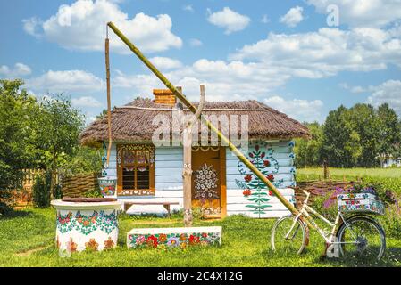 Zalipie, Pologne, juin 2020: Maison de campagne peinte à la main décorée de fleurs, située dans un village coloré. Culture et art folklorique polonais Banque D'Images