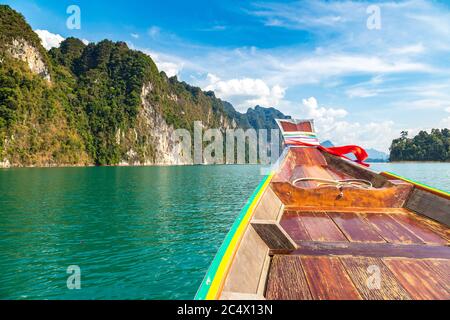 Bateau traditionnel thaïlandais à longue queue en bois sur le lac Cheyouw LAN, barrage de Ratchapapha, parc national de Khao Sok en Thaïlande en été Banque D'Images