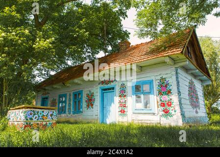 Zalipie, Pologne, juin 2020: Maison de campagne peinte à la main décorée de fleurs, située dans un village coloré. Culture et art folklorique polonais Banque D'Images