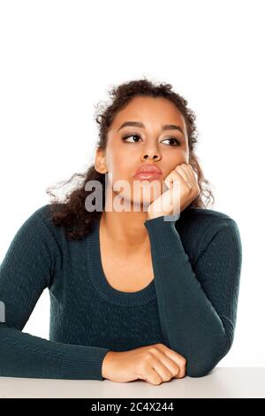 portrait d'une jeune femme malheureuse à la peau sombre sur fond blanc Banque D'Images