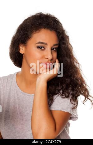 portrait de jeune femme heureuse à la peau sombre sur fond blanc Banque D'Images