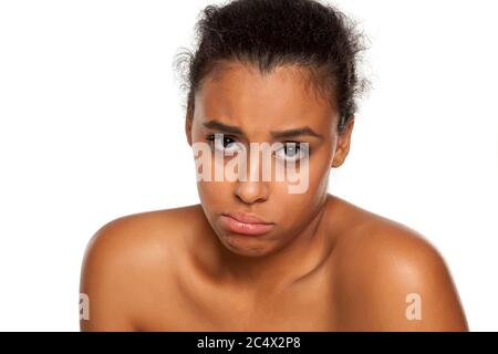 portrait de jeune belle femme triste à la peau sombre posant sur un fond blanc Banque D'Images