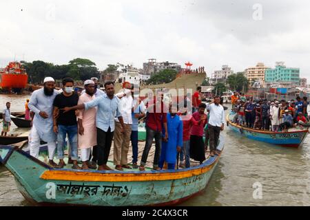 Dhaka, Bangladesh. 29 juin 2020. Des gens se rassemblent sur le site d'un accident de traversier à Dhaka, au Bangladesh, le 29 juin 2020. Au moins 30 corps ont été récupérés après un ferry transportant des dizaines de personnes ont coulé dans le fleuve Buriganga, dans la capitale du Bangladesh, Dhaka, lundi. Crédit: STR/Xinhua/Alay Live News Banque D'Images