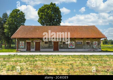 Zalipie, Pologne, juin 2020: Maison de campagne peinte à la main décorée de fleurs, située dans un village polonais coloré. L’art populaire Banque D'Images