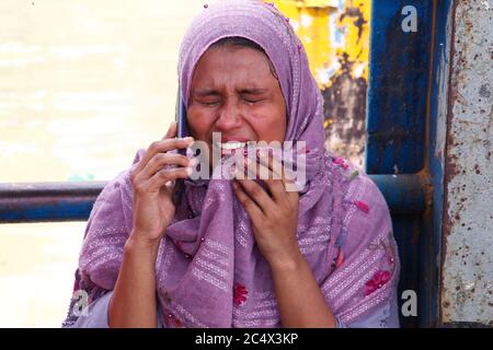 Dhaka, Bangladesh. 29 juin 2020. Une femme pleure à la suite d'un accident de traversier à Dhaka, au Bangladesh, le 29 juin 2020. Au moins 30 corps ont été récupérés après un ferry transportant des dizaines de personnes ont coulé dans le fleuve Buriganga, dans la capitale du Bangladesh, Dhaka, lundi. Crédit: STR/Xinhua/Alay Live News Banque D'Images