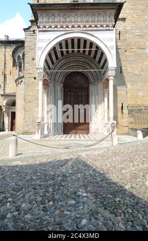 La basilique de Santa Maria Maggiore se trouve à Bergame Alta, sur la Piazza del Duomo. Construit au XIIe siècle, l'extérieur préserve le roman Banque D'Images