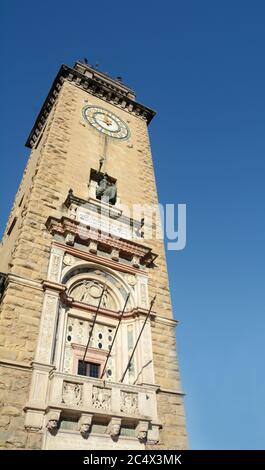 La tour des morts de Bergame est située dans la partie inférieure de la ville sur la Piazza Vittorio Veneto, au début de la Sentierone. Banque D'Images