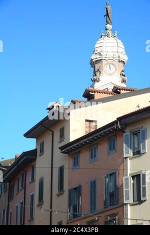 Panorama des maisons pittoresques de la Piazza Pontida dans le bas de Bergame. En arrière-plan, le clocher de la basilique de Sant'Alessandro dans Colonna Banque D'Images