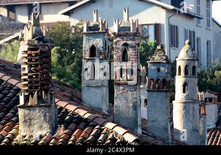 Toits et cheminées dans le quartier résidentiel de Bergame Alta avec des collines et des villas élégantes dans un paysage typique et pittoresque de l'Italie. Banque D'Images