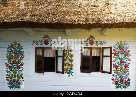 Zalipie, Pologne, juin 2020: Maison de campagne peinte à la main décorée de fleurs, située dans un village polonais coloré. L’art populaire Banque D'Images