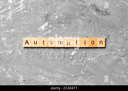 Mot d'automatisation écrit sur le bloc de bois. Texte d'automatisation sur la table de ciment pour votre conception, concept. Banque D'Images