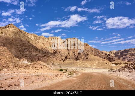 Route asphaltée vide dans le désert du Negev (parc de Timna), Israël Banque D'Images