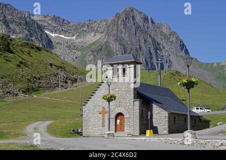 LA MONGIE, FRANCE, 24 juin 2020 : le village de la Mongie est une station de ski à 1,800 m d'altitude, se trouve sous le Col du Tourmalet et est le début de la journée Banque D'Images