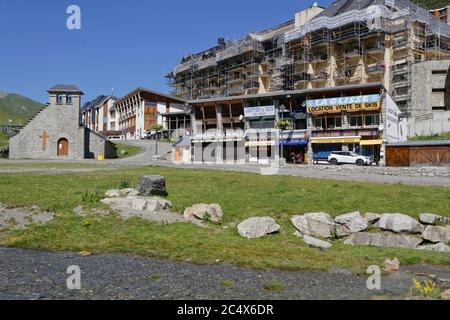 LA MONGIE, FRANCE, 24 juin 2020 : le village de la Mongie est une station de ski à 1,800 m d'altitude, se trouve sous le Col du Tourmalet et est le début de la journée Banque D'Images