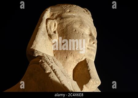 La statue de l'avenue des sphinx dans l'ancien temple égyptien de Louxor s'est illuminée pendant la nuit Banque D'Images