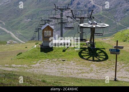 TOURMALET, FRANCE, 24 juin 2020 : le Col du Tourmalet est le plus haut col de montagne pavé des Pyrénées françaises, à 2115 M. Banque D'Images