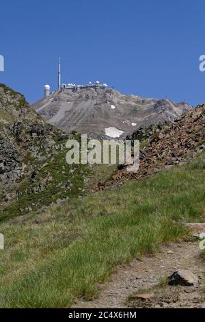 TOURMALET, FRANCE, 24 juin 2020 : le Col du Tourmalet est le plus haut col de montagne pavé des Pyrénées françaises, à 2115 M. Banque D'Images