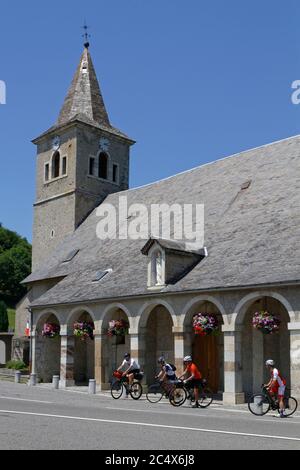 STE-MARIE DE CAMPAN, FRANCE, 24 juin 2020 : cyclistes sur le lieu de l'église avant de diriger le Col du Tourmalet. Banque D'Images