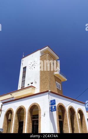 La construction du marché et de l'Horloge, Lakki, Leros, Dodécanèse, Grèce. Banque D'Images