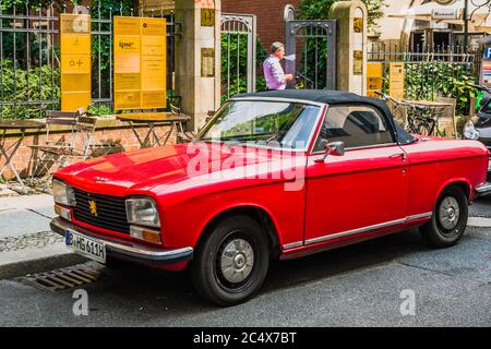 PEUGEOT 304 CABRIO '1970–76 garée dans la rue. Voiture française classique. Rare et très attrayant design des années 70. Banque D'Images