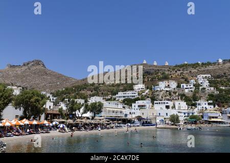 Panteli Beach, château et moulins à vent, l'île de Leros, Dodécanèse, Grèce. Banque D'Images