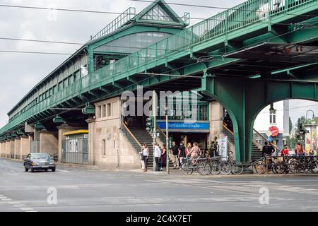 Eberswalder Street est une station de métro de Berlin. La station est une structure en fer surélevé sur colonnes de pierre, conçue par l'architecte Alfred Grenander. Banque D'Images