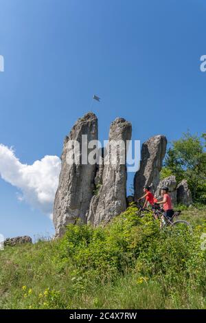 Grand-mère et petite-fille à cheval sur leurs VTT dans le paysage rocheux de la Suisse franconienne en Bavière, Allemagne Banque D'Images