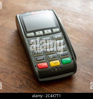 Terminal POS isolé sur fond de bois, vue rapprochée.terminal distributeur automatique de billets pour le paiement sans contact avec carte de crédit. Équipement bancaire, N Banque D'Images