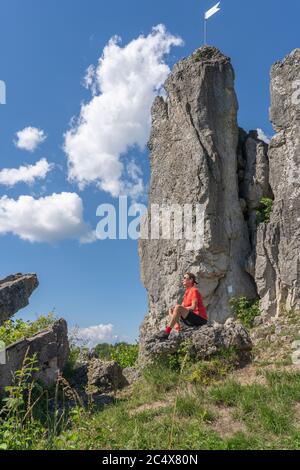 Grand-mère et petite-fille à cheval sur leurs VTT dans le paysage rocheux de la Suisse franconienne en Bavière, Allemagne Banque D'Images