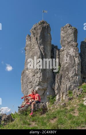 Grand-mère et petite-fille à cheval sur leurs VTT dans le paysage rocheux de la Suisse franconienne en Bavière, Allemagne Banque D'Images