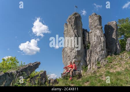 Grand-mère et petite-fille à cheval sur leurs VTT dans le paysage rocheux de la Suisse franconienne en Bavière, Allemagne Banque D'Images