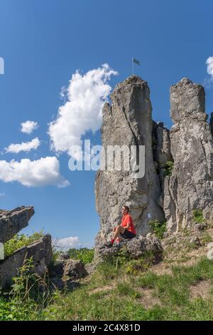 Grand-mère et petite-fille à cheval sur leurs VTT dans le paysage rocheux de la Suisse franconienne en Bavière, Allemagne Banque D'Images