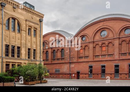 Groupe de bâtiments en brique rénovés, Centre culturel Kulturbrauerei. L'un des rares monuments bien conservés de Berlin, l'Allemagne, en architecture industrielle. Banque D'Images