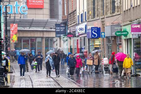 Dundee, Tayside, Écosse, Royaume-Uni. 29 juin 2020. Météo au Royaume-Uni : journée instable avec des averses éparses dans le nord-est de l'Écosse. La première journée de magasins non essentiels est autorisée à rouvrir et parmi ceux à rouvrir sont les magasins de High Street, les magasins de Murraygate, les centres commerciaux Wellgate et Overgate. Les résidents locaux font la journée dans les boutiques de pluie dans le centre-ville de Dundee et le personnel accueille les clients avec les nouvelles directives Covid-19 des gouvernements pour la prise de distance sociale. Crédit : Dundee Photographics/Alamy Live News Banque D'Images