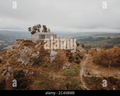 Église abandonnée sur le sommet d'une montagne en Galice, Espagne Banque D'Images