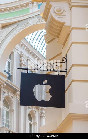 La Haye, Pays-Bas - 15 janvier 2020 : logo Apple Computer accroché au-dessus d'un magasin Mac à la Haye, aux Pays-Bas Banque D'Images