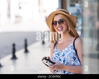 Portrait de la belle jeune fille touristique dans des vêtements à la mode avec rétro appareil photo vintage pendant les vacances d'été Voyage .Traveler concept ima Banque D'Images