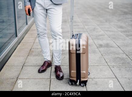 Homme d'affaires méconnu avec bagages en voyage d'affaires. Banque D'Images