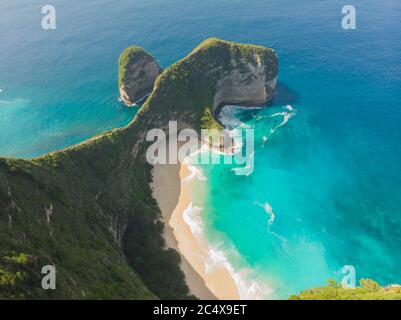 Belle vue sur la plage de Kelingking sur l'île de Nusa Penida, Bali, Indonésie. Vue drone. Banque D'Images