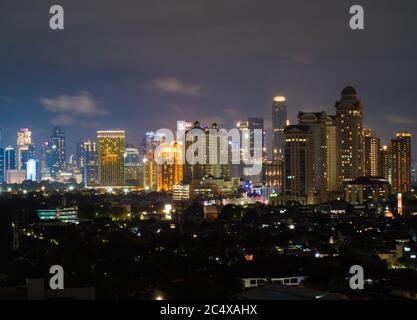 Panorama nocturne de la capitale de l'Indonésie - Jakarta. Banque D'Images