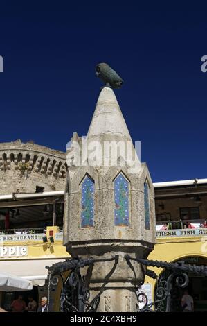 Fontaine de l'époque ottomane, rue Sokratous, vieille ville de Rhodes, Rhodes, îles Dodécanèse, Grèce. Banque D'Images