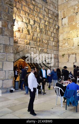 JÉRUSALEM, ISRAËL - 29 MARS 2015 : les fidèles juifs prient au mur des lamentations de Jérusalem après le coucher du soleil, Israël Banque D'Images